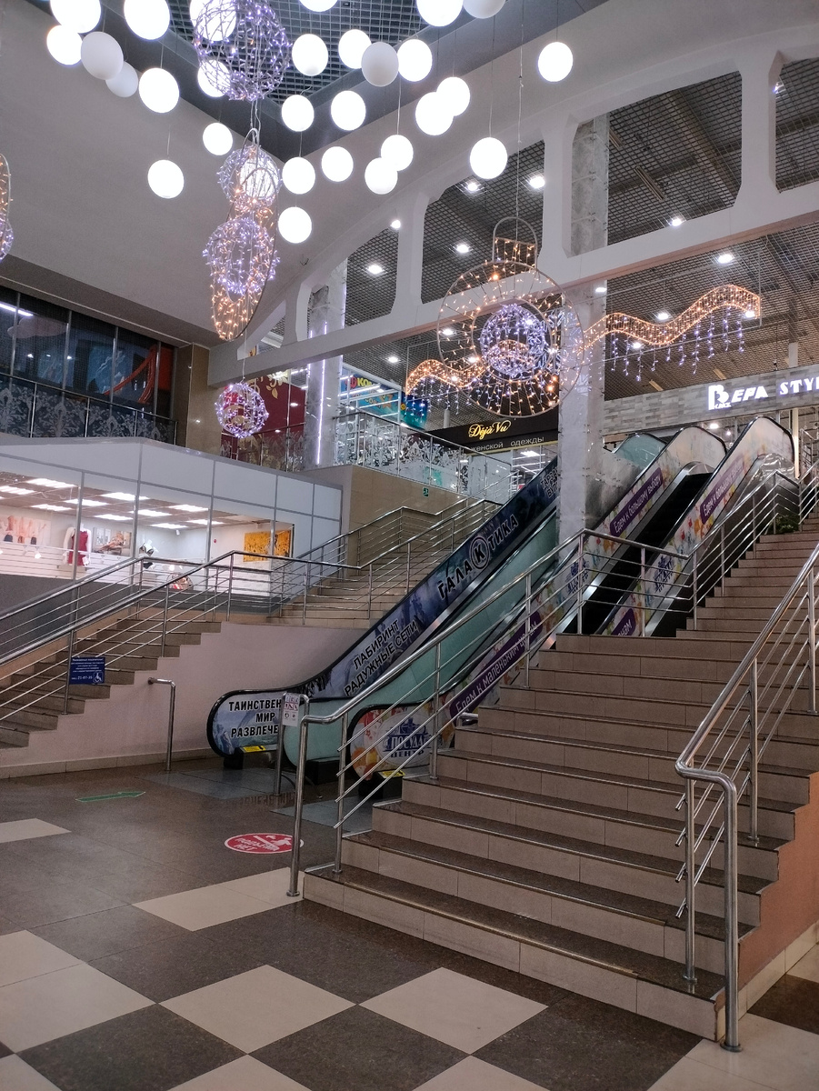 Внутри торгового центра пустынно