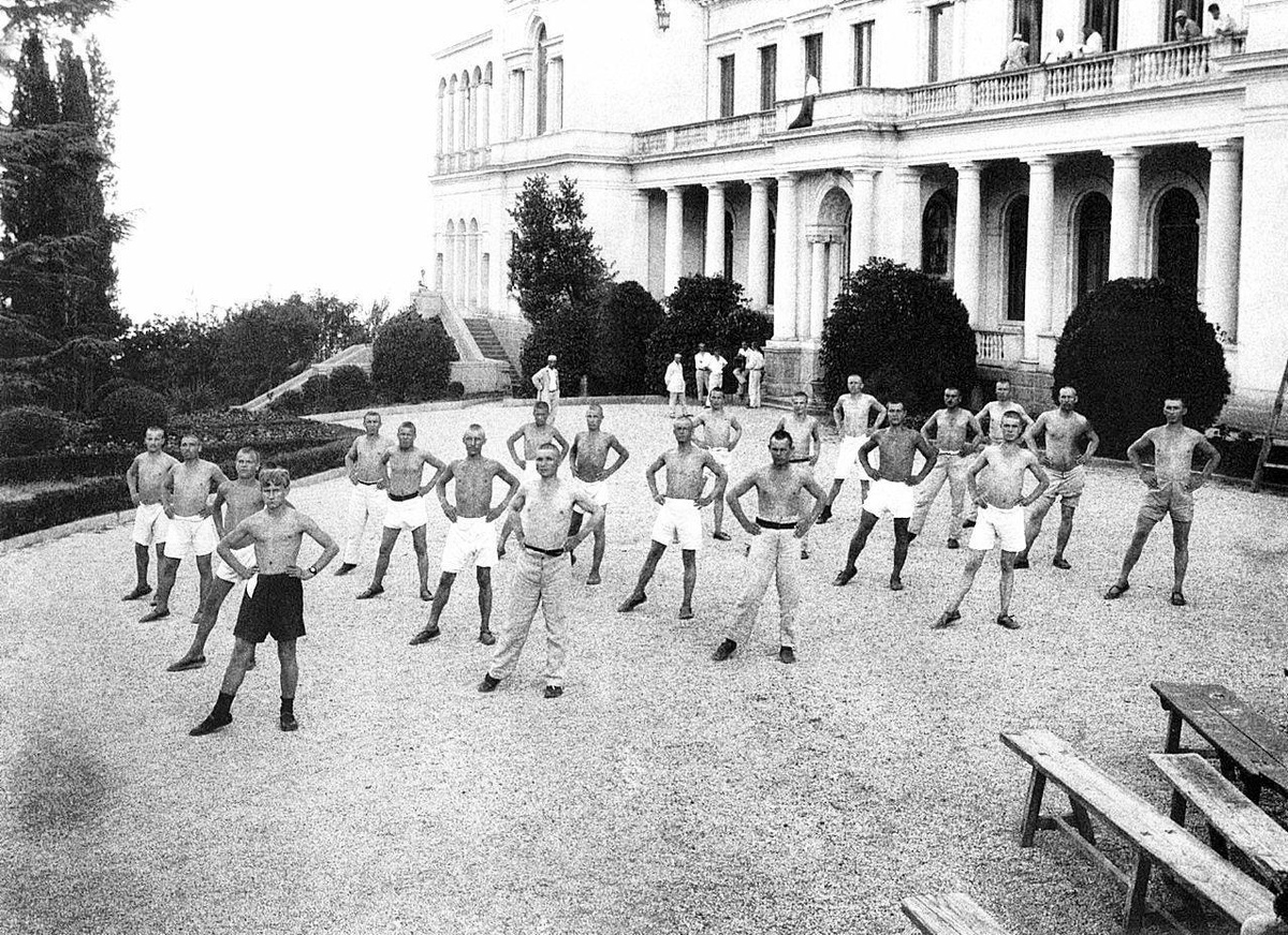    Рабочие в санатории в Ливадии. 1925 год. /Аркадий Шайхет