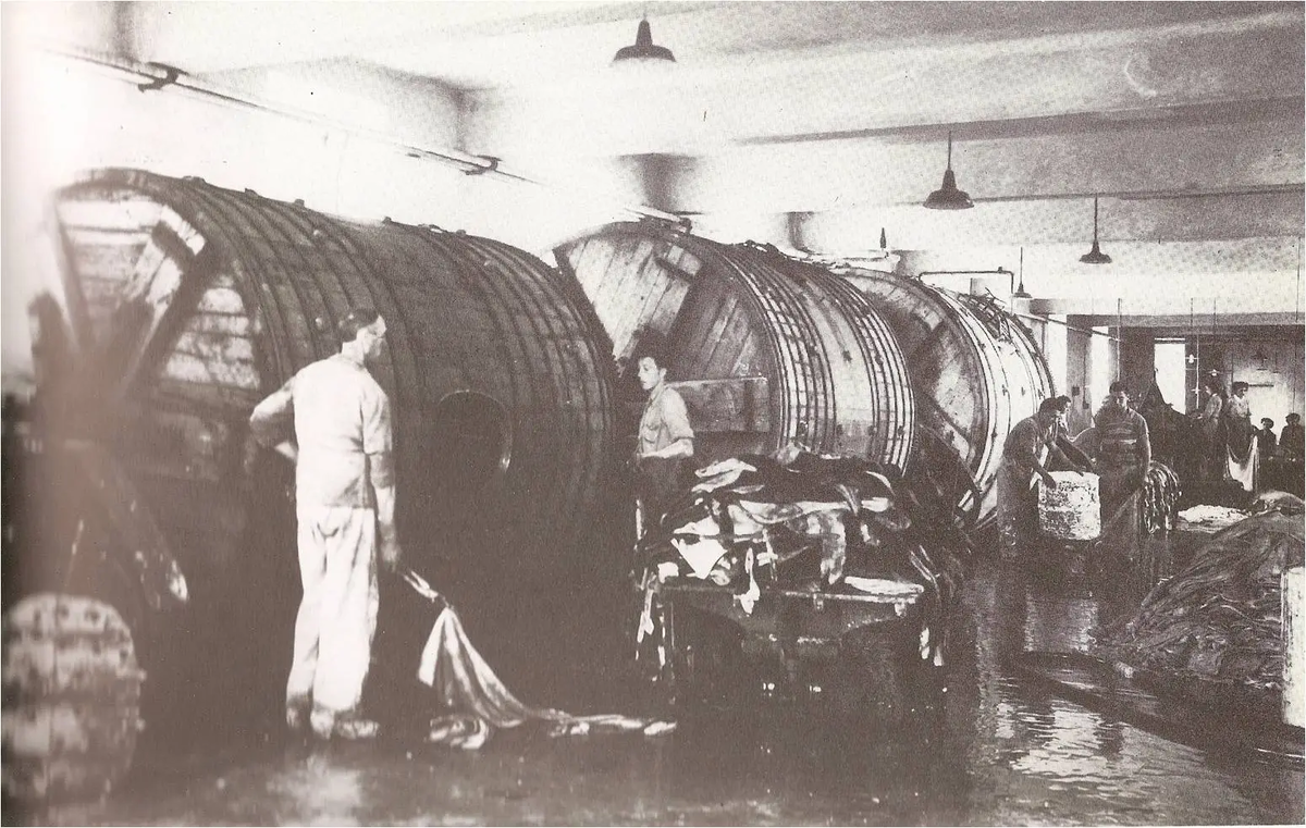 Вот как выглядело производство раньше. Сейчас процессы модернизированы, но доля ручного труда всё равно очень высока!