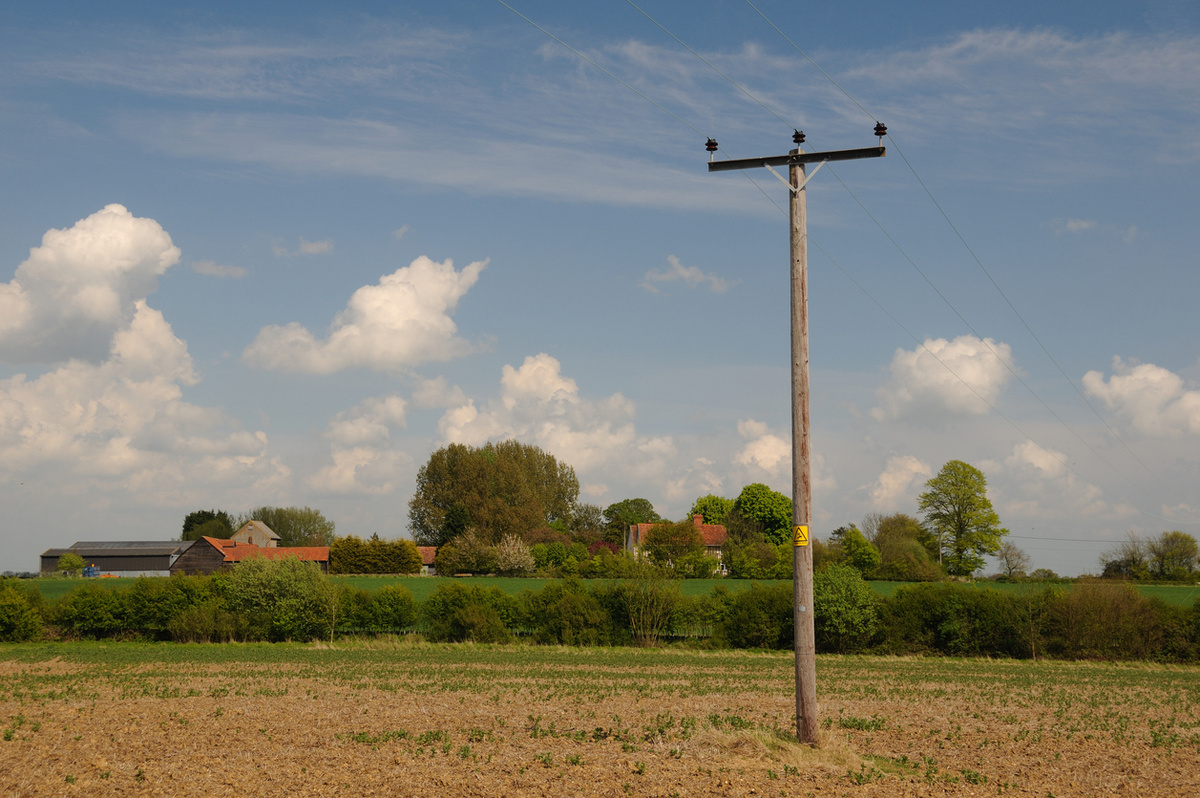   Избавиться от опоры ЛЭП на участке можно, но нужно знать, как правильно это сделать