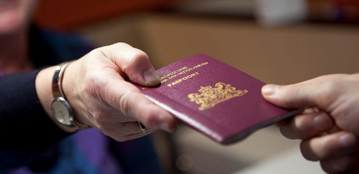 Натурализации ждут больше 10 тысяч человек.