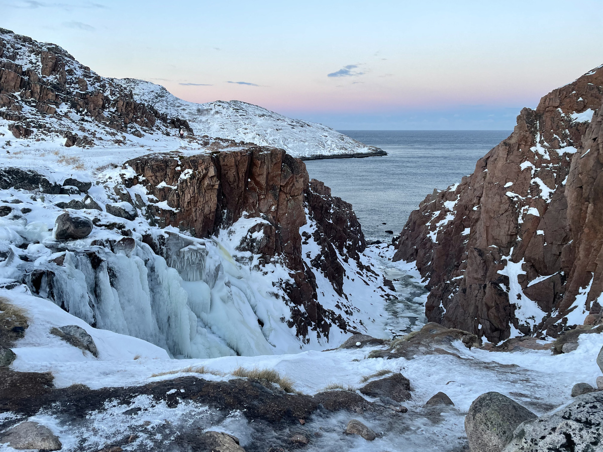 Териберский водопад впадает в Баренцево море