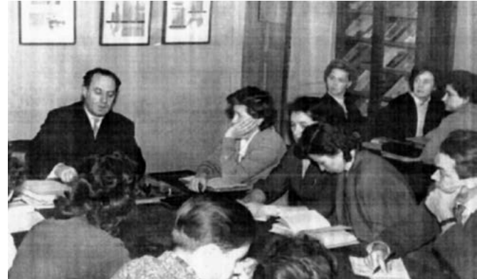 На фото: Валентин Михайлович читает лекцию для аспирантов – «птенцов гнезда Великого Готлобера».