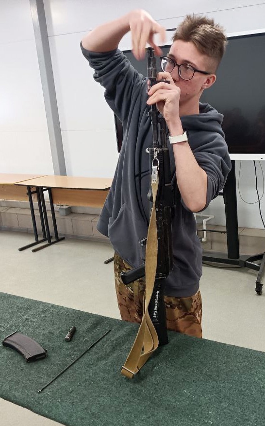 А. Новоселов не новичок на занятиях по военной подготовке.