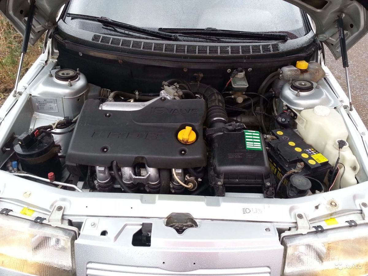 В левой части видно два штуцера для заправки фреона.