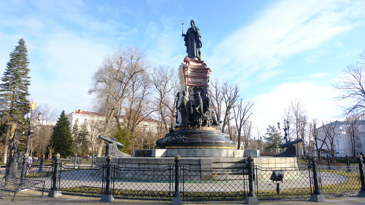 Памятник Екатерине II (листаем -->)