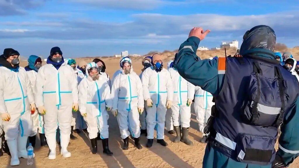 Тяжёлый мазут почти не разлагается бактериями, эффективнее всего механическая уборка. Фото: оперштаб Краснодарского края