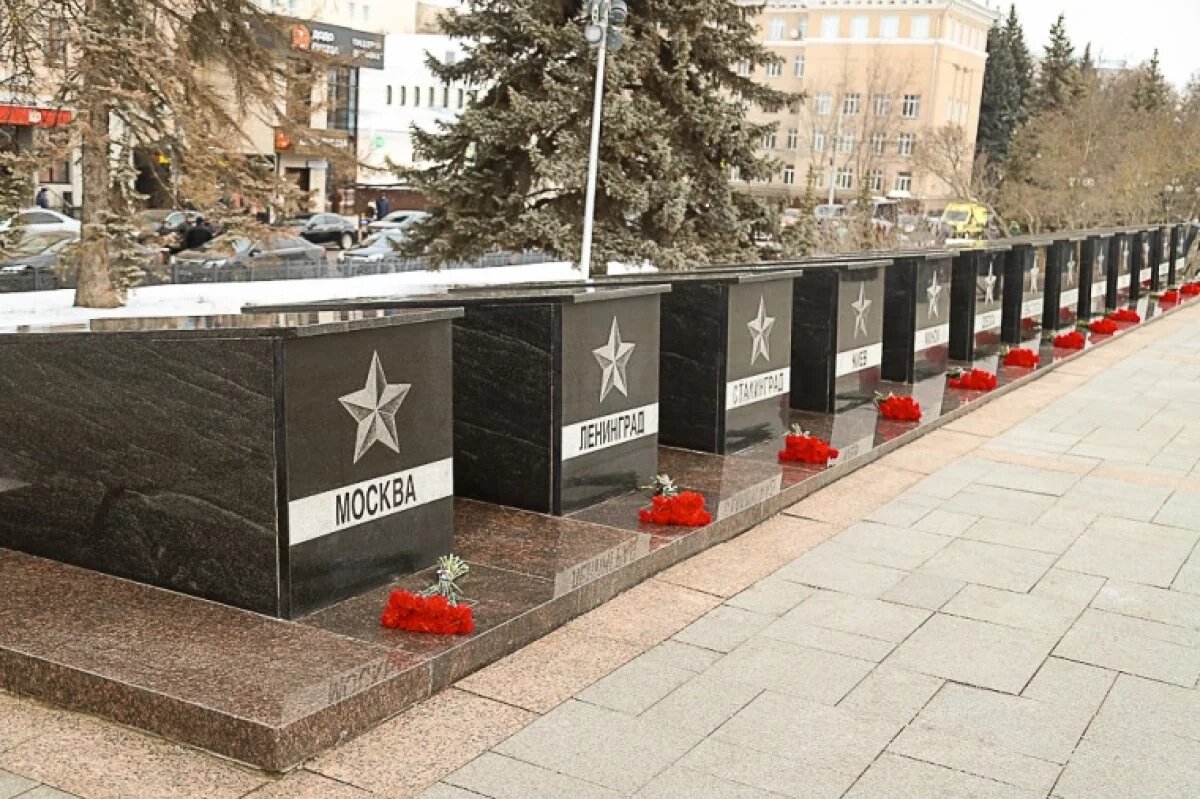    В Туле возложили цветы у Вечного огня на площади Победы