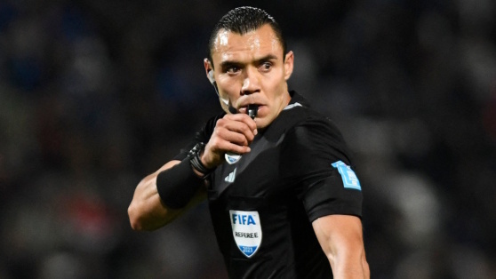    Футбольного арбитра наказали за взятый у Месси автограф Андрей Бурков