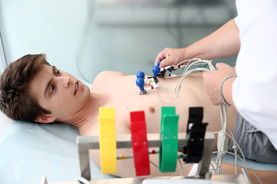 Пациенту практически невозможно узнать о результате обследования, если не обнаружено серьёзное заболевание. | Фото: Антон Новодережкин/ТАСС