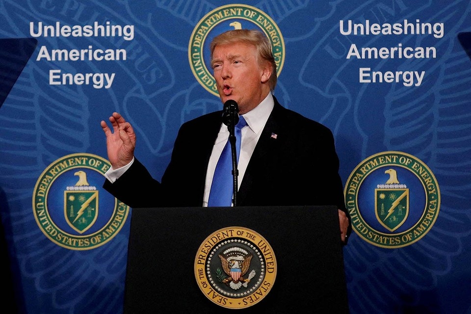    Трамп сегодня хочет не отстыковаться от Европы, а выдвинуть ее на передний край и скрыться за ее спиной. REUTERS
