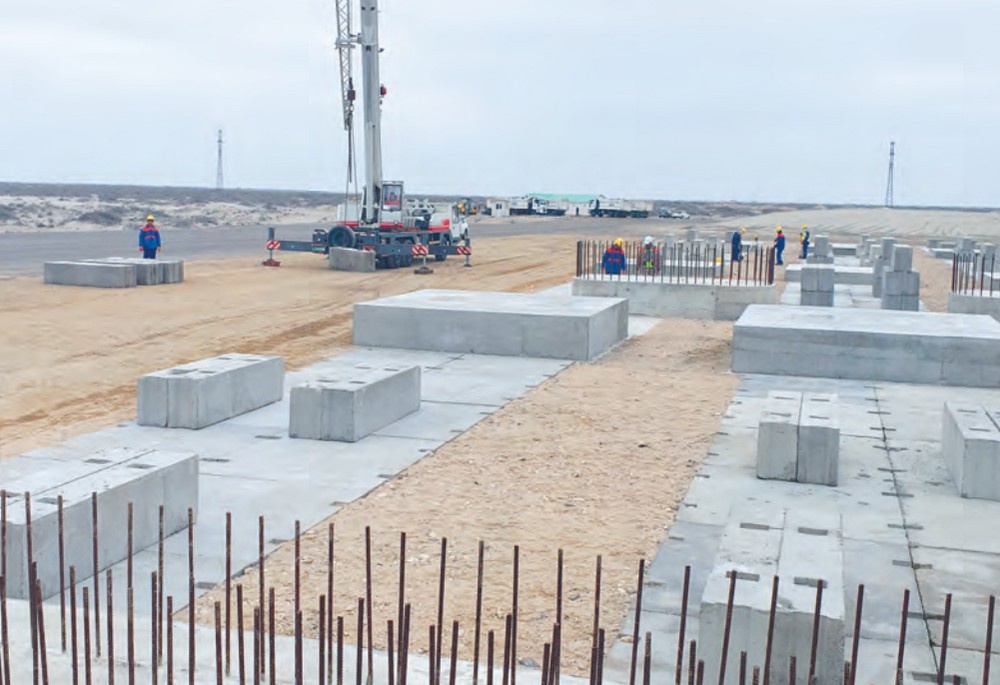 Специалисты ведут работы по строительству нового автодорожного моста через залив Гарабогаз, Балканский велаят, Туркменистан. (Фото: Газета Türkmenistan)