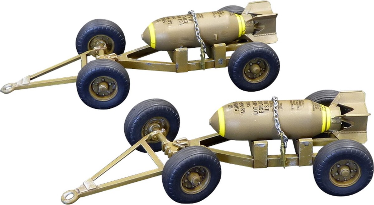 Тележки для подвоза авиабомб, с которых и началась история картов