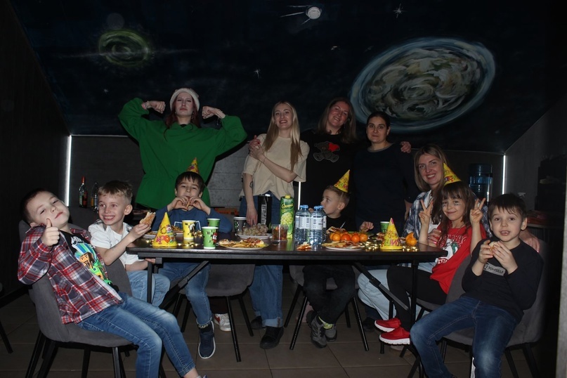 Праздничный стол на все время мероприятия.