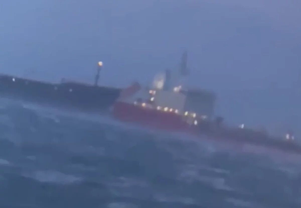    В Чёрном море танкер наехал на сухогруз и попал на видео