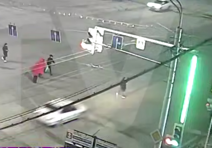 За секунду до трагедии. Алина - впереди всех в черном. Для машин горит "зеленый"