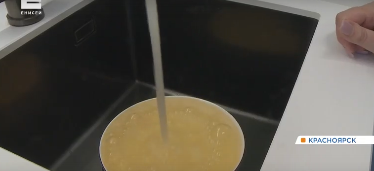     Из кранов жителей дома в Зеленой Роще потекла оранжевая вода