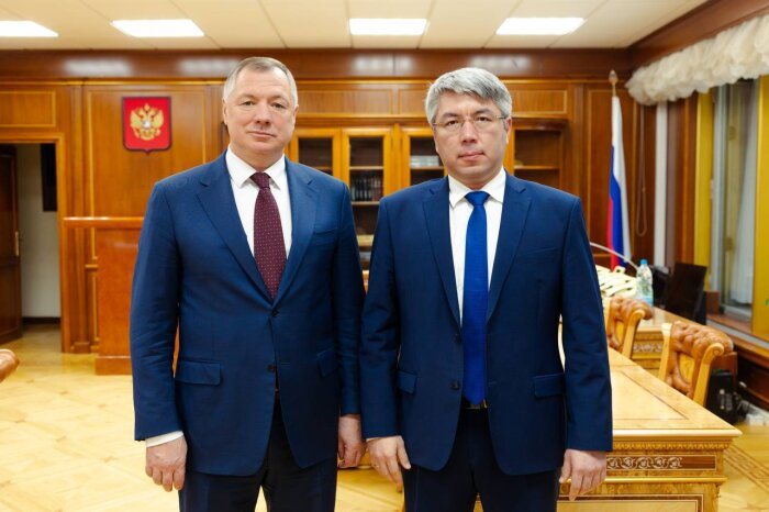 Снимок на память в кабинете Марата Хуснуллина / Фото: телеграм-канал Алексей Цыденов