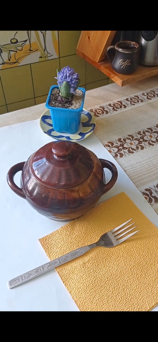 На дно горшочка кладу лук полукольцами, затем картошку