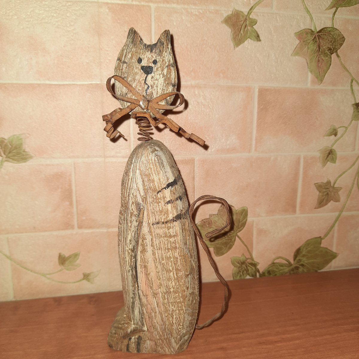 Выполнен из..деревяшки)))