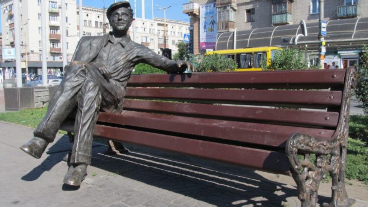 Памятник герою Рыбникова Саше Савченко в Запорожье 