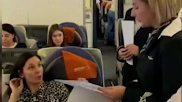 Лидия Вележева устроила скандал на борту самолета. / Фото: rutube.ru