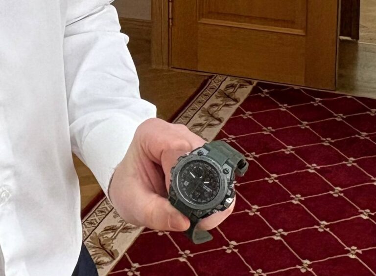    Боец СВО с позывным «Бузулук» подарил Денису Паслеру свои наручные часы Кристина Просвиркина