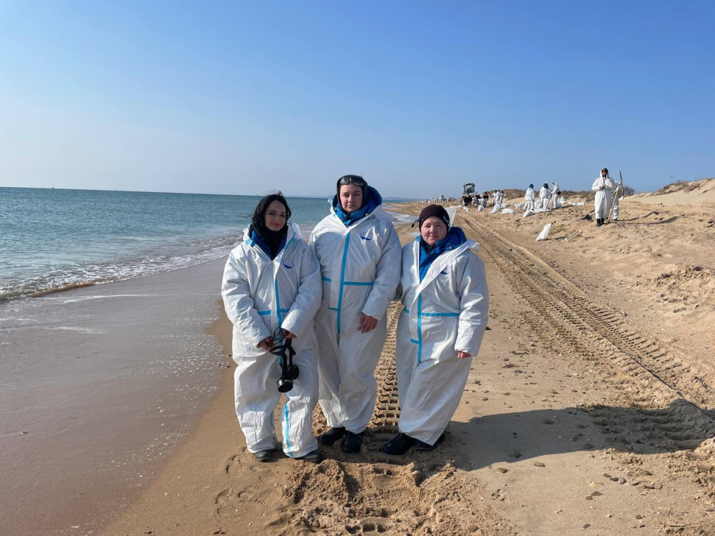    Как студенты Сургута помогали ликвидировать последствия разлива мазута в Анапе