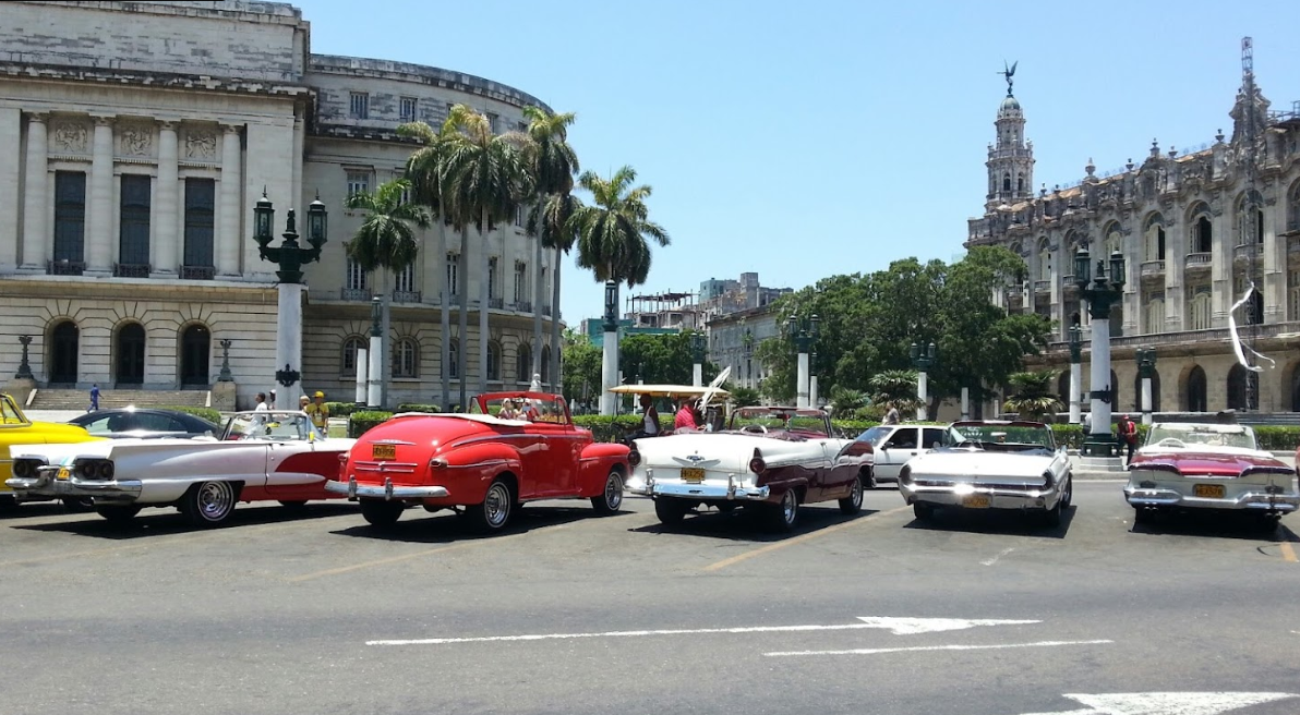 Стоянка ретро-такси в Гаване около здания Капитолия