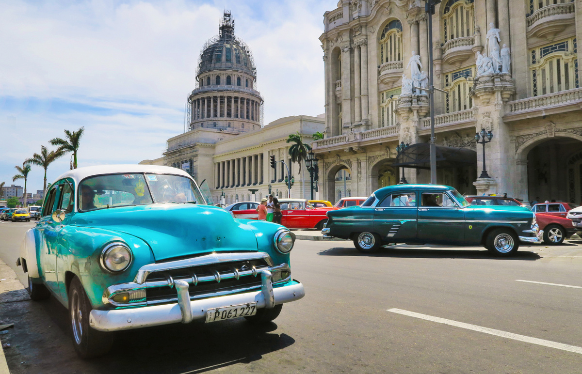 Стоянка ретро-такси в Гаване около здания Капитолия