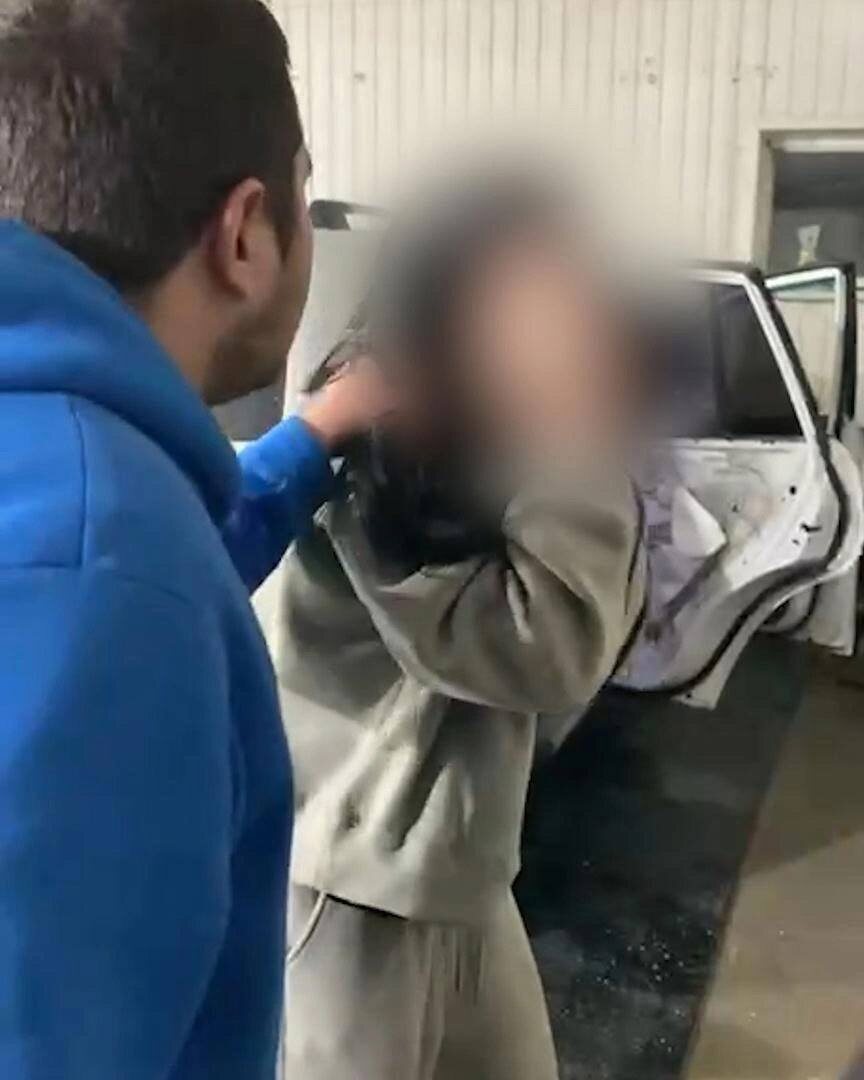 Девушек поливали не только из шланга, но и оскорблениями. Стоп-кадр с видео.
