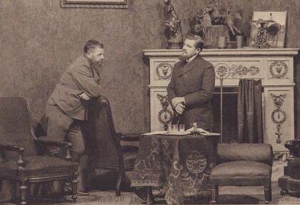 23 сентября 1911 г. на сцене МХТ состоялась премьера спектакля «Живой труп». И. Москвин в роли Феди Протасова «принял в себя, в свою душу образ героя и им живет, не заботясь ни о каких эффектах». Маша в исполнении А. Коонен стала одной из лучших ролей актрисы в МХТ. Высоко оценивая спектакль, критик С. Волконский утверждал, что ни один театр «так не проникнется ужасом банальности, гениальностью той житейской пошлости, из лона которой раздается освобождающий выстрел Феди». «Живой труп» на сцене Художественного театра «стал спектаклем захватывающей жизненной правды и покоряющего актерского мастерства», — писал искусствовед и историк МХАТа В. Виленкин (Источник: https://mxat.ru/history/performance/1910ies/1911_the_living_corpse/)