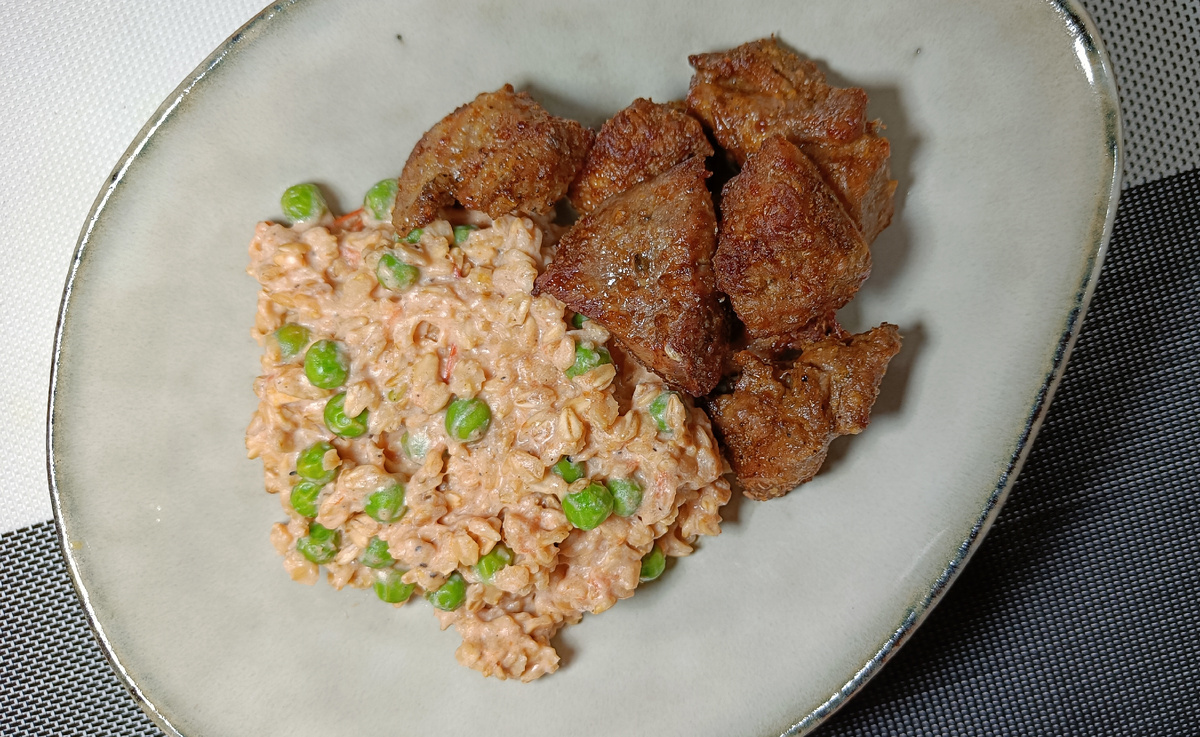 Такой ужин я дополнила запечённой индейкой в специях.