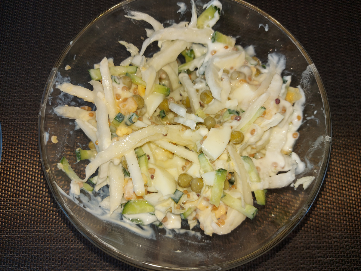 Салат с пекинской капустой и яйцом.