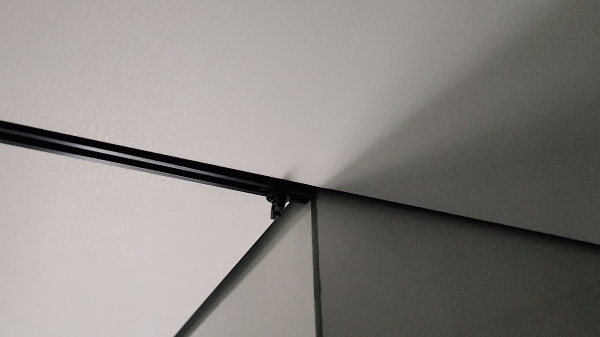 Стыковка рельсы под шторку с теневым профилем 