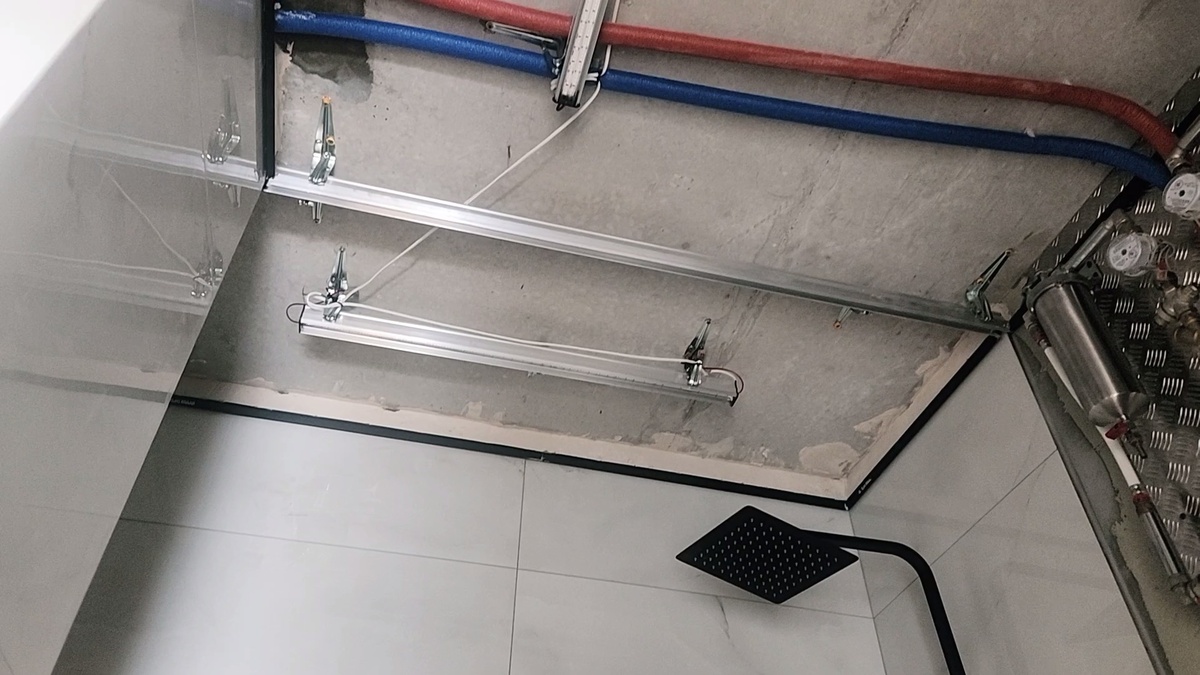 Установлен теневой профиль по периметру и базовый профиль для шторки