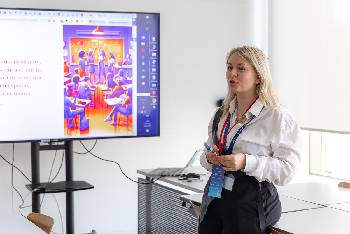 Фото из школьного архива: Анна Валентиновна проводит занятие для педагогов