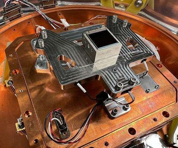     Линейно-модовая лавинная фотодиодная матрица. Детектор — тёмный кубв центре.    
 Фото: Michael Bottom, University of Hawai'i