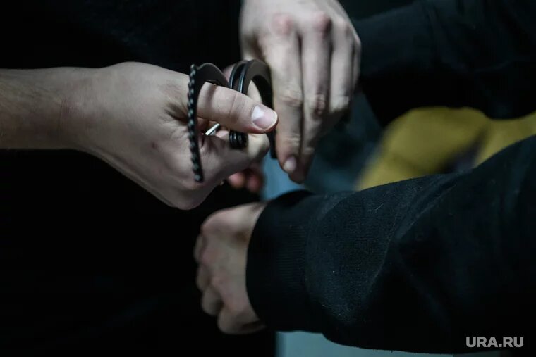 Задержанных повезли в изолятор. Фото: Илья Московец © URA.RU