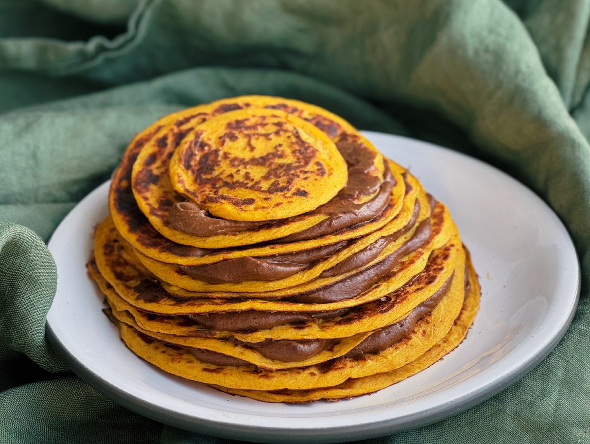 Веганские тыквенные блинчики с шоколадной пастой из авокадо