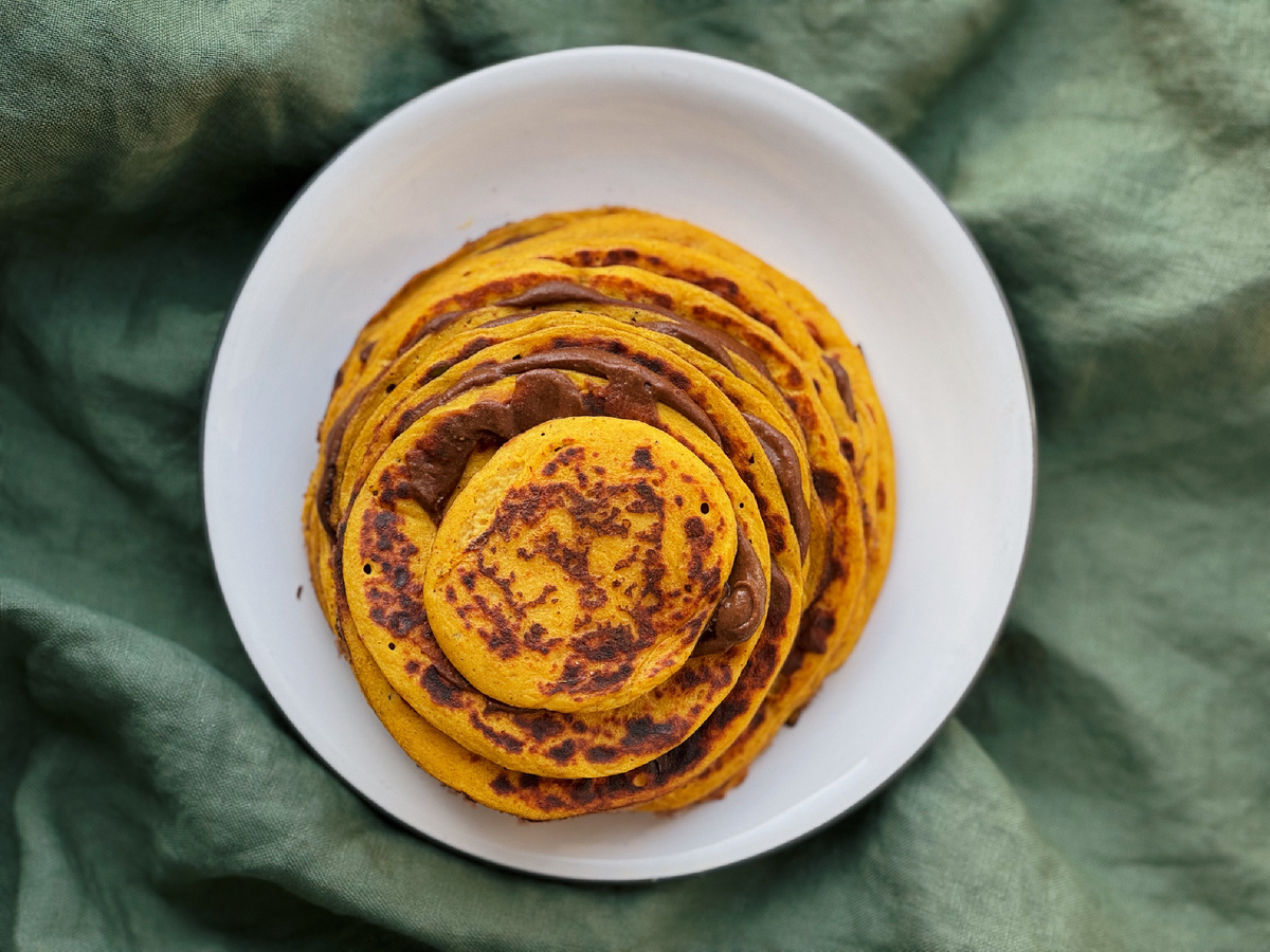 Постные тыквенные блинчики с шоколадной пастой из авокадо