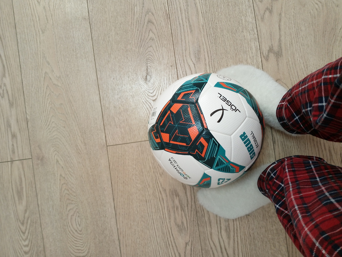 Мячик сделан из переработанных ласковых бутылок.