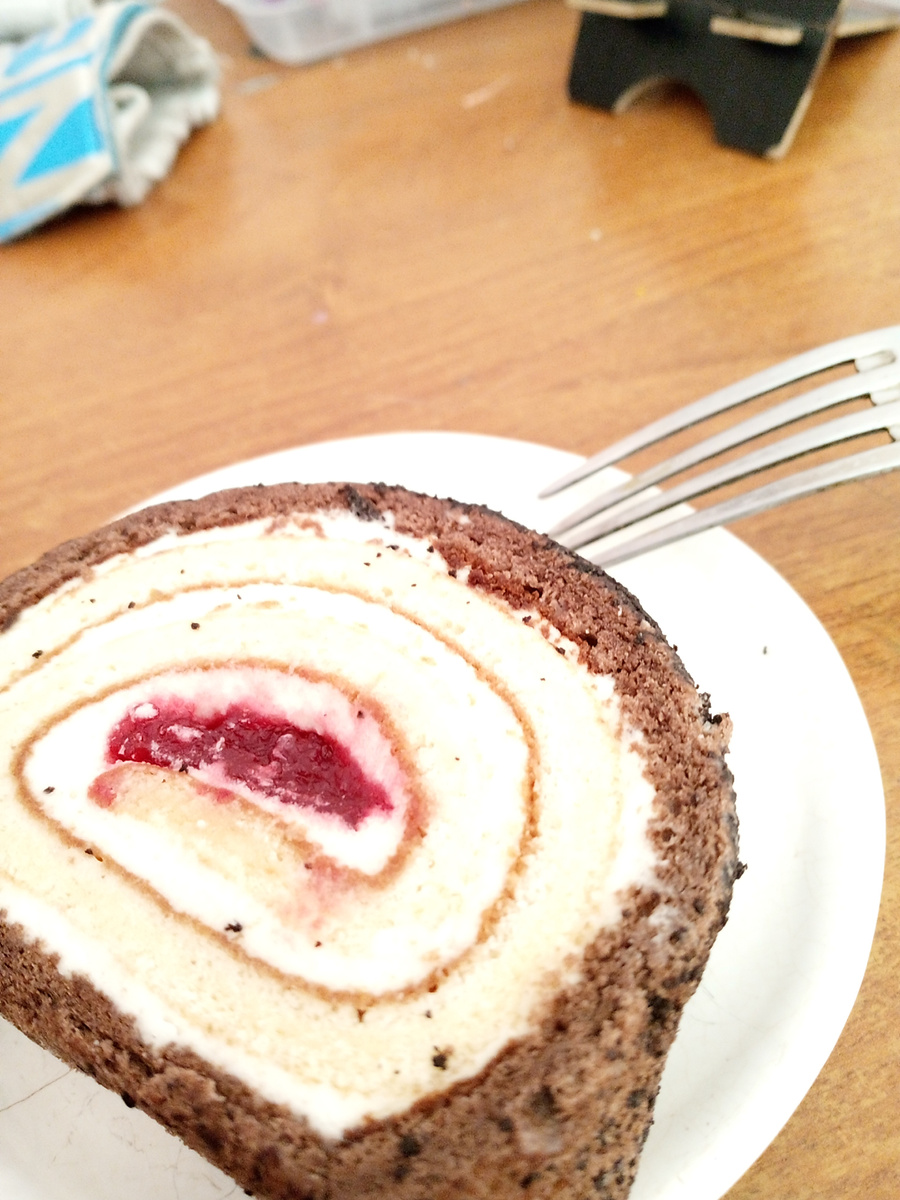 Он кстати с малиновой начинкой !