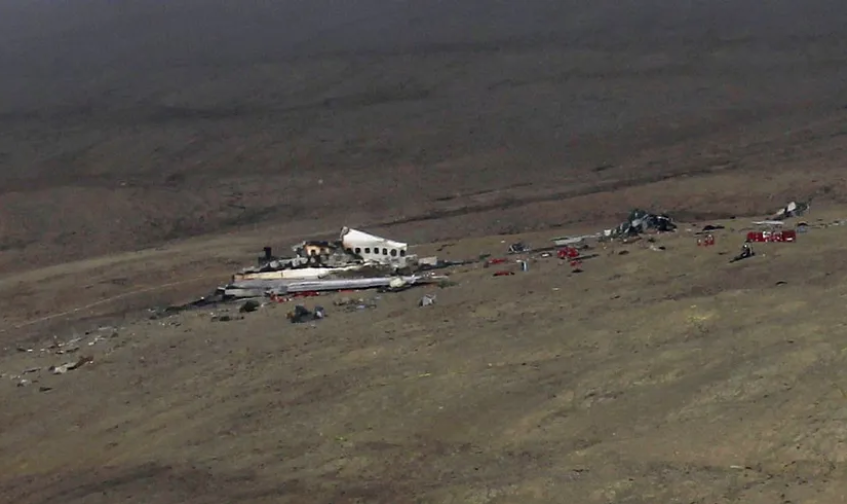 Обломки рейса 6560 авиакомпании First Air лежат на холме Резолют. (Toronto Star)

