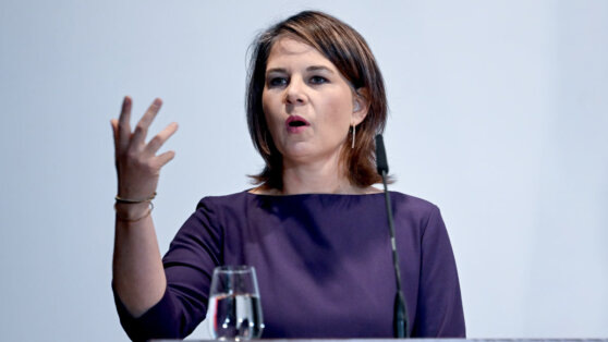    Сийярто оценил слова Бербок о €700 млрд помощи Украине Виктория Шварц