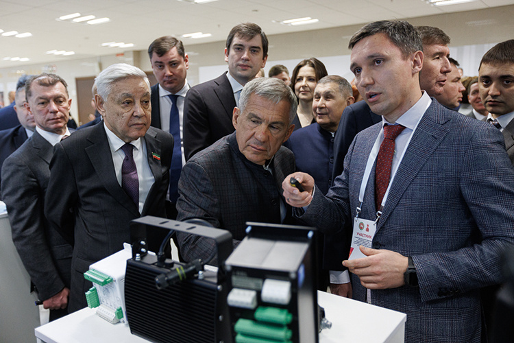    В фойе Поволжского университета физкультуры, спорта и туризма раис РТ Рустам Минниханов в сопровождении VIP-гостей познакомился с традиционной выставкой продукции татарстанского производства.   
Фото: Сергей Елагин