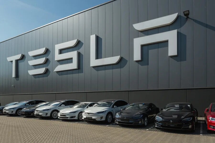 Tesla снизила цены и предложила финансирование под низкий процент, чтобы поддержать продажи, но эти меры нанесли ущерб прибыли.