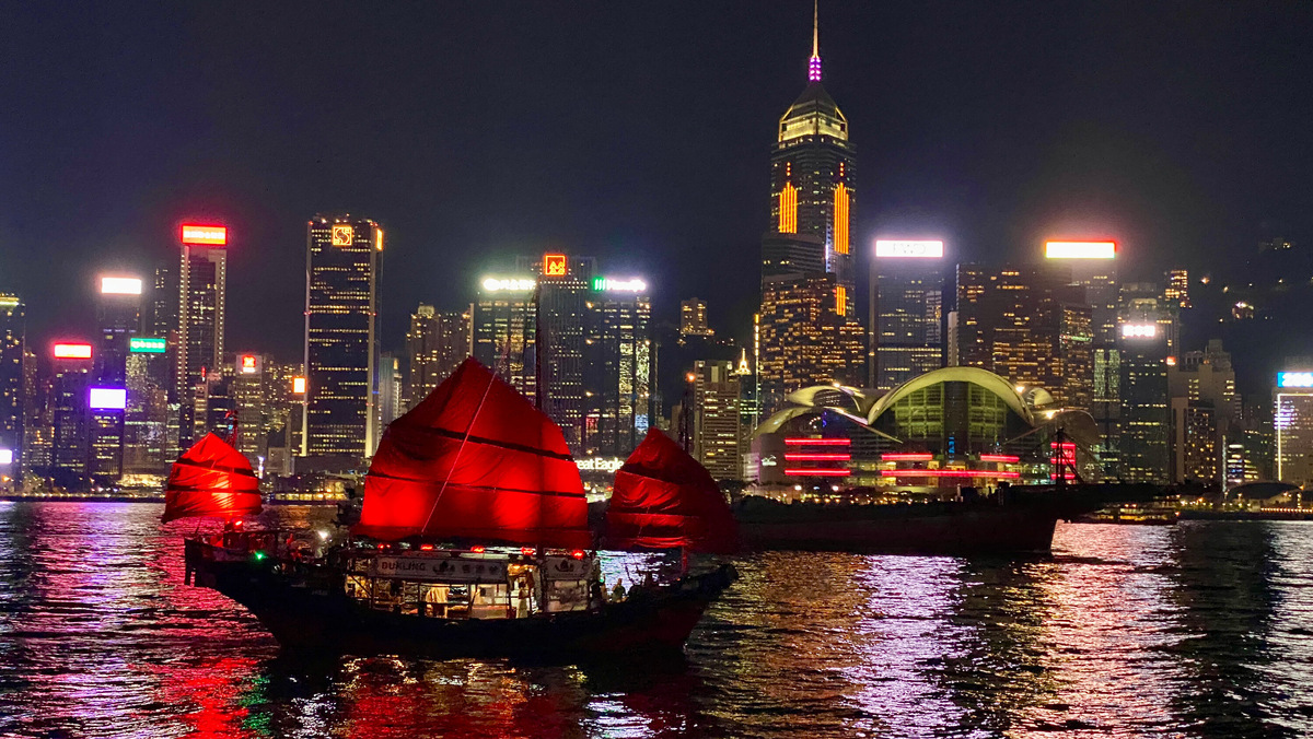 Разумеется, развлечений в Гонконге куда больше: и музей мадам Тюссо, и Диснейленд, и паром, курсирующий по бухте Виктория, и многое другое