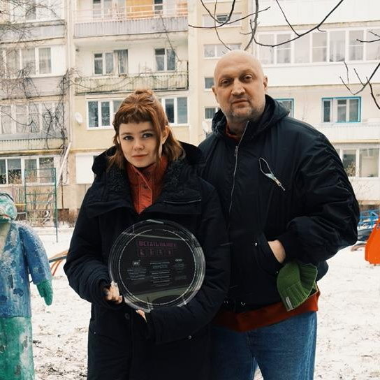     Гоша Куценко станет отцом Милы Ершовой в сериале «Встать на ноги»