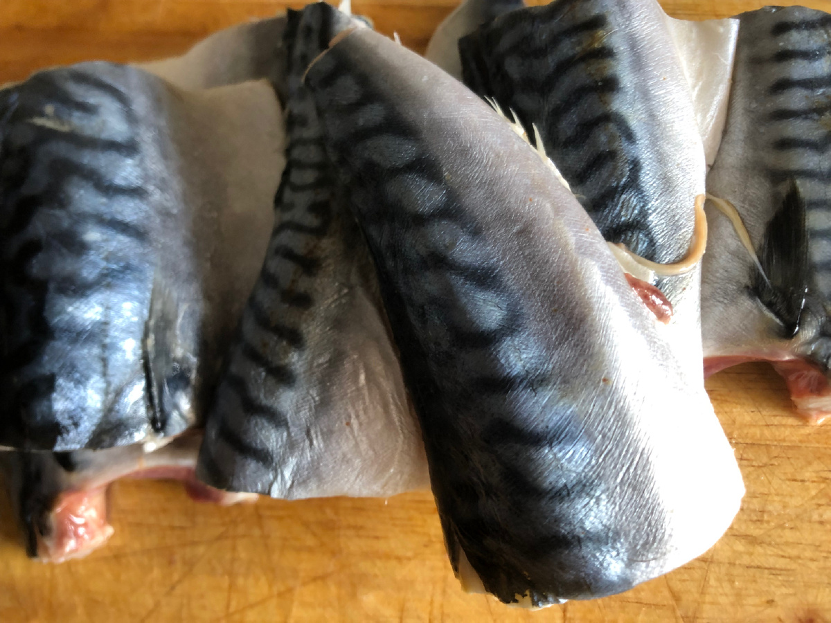 Разрезаем скумбрию вдоль хребта, каждую половину - на две части.